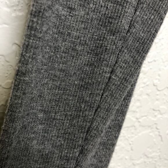 Lola & Sophie gray split hem knit sleeve v neck top size Medium - Picture 5 of 15